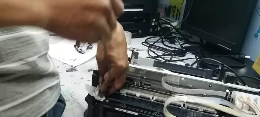复印机后盖卡纸解决方法（快速解决复印机后盖卡纸问题的有效方法）