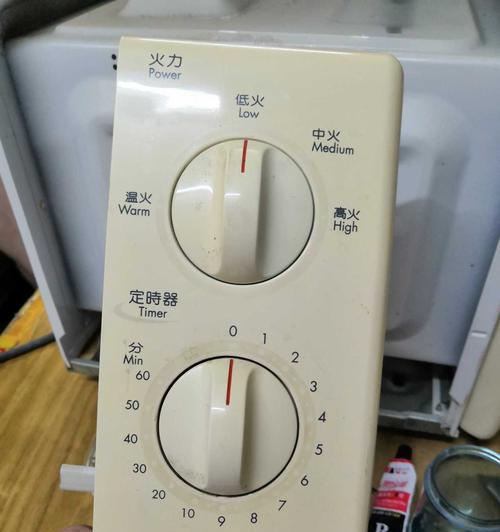 如何安全使用微波炉（微波炉的正确使用方法与注意事项）
