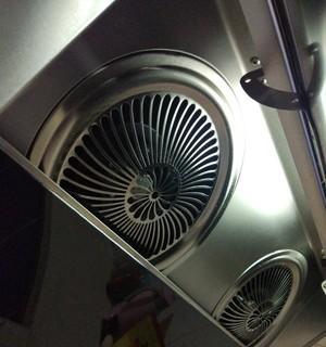 解决油烟机防水罩盖子响的问题（如何消除油烟机防水罩盖子的噪音）