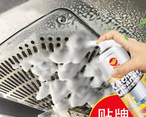 油烟机黄色胶的清洗方法（轻松去除油烟机上的黄色胶团）