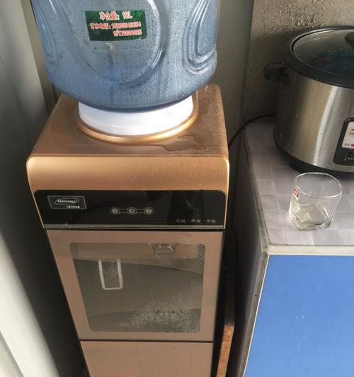 饮水机慢性漏水处理方法（解决家庭饮水机长期漏水问题的实用技巧）