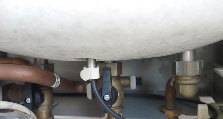壁挂炉排气管油污问题解决方案（清洁壁挂炉排气管的有效方法）