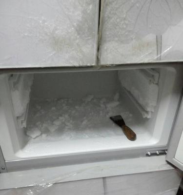 冰箱老有水（解决冰箱积水问题的方法）