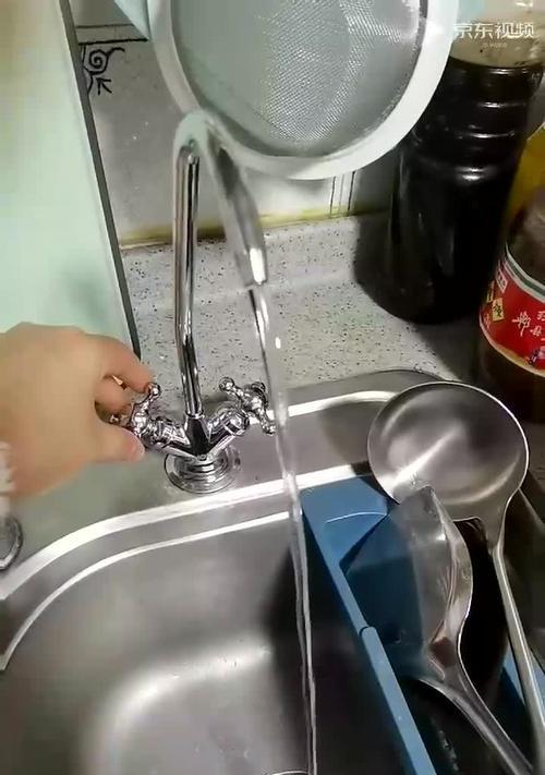 美的净水器灯亮的解决方法（如何应对美的净水器灯亮的常见问题）