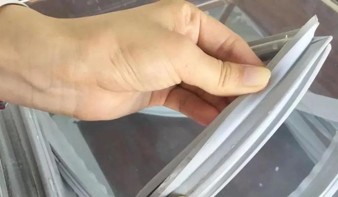 冰箱内发霉莓的清洗方法（轻松解决冰箱中发霉莓的问题）