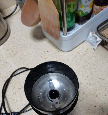 咖啡机表面油腻问题解决办法（简单有效的清洁方法让咖啡机焕然一新）
