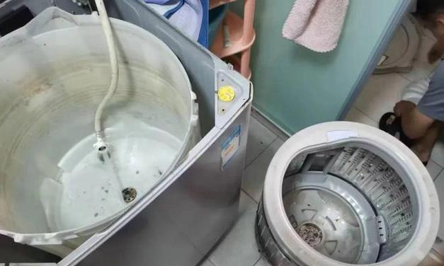 如何彻底清洁滚筒洗衣机内污垢（简单实用的清洁方法及注意事项）