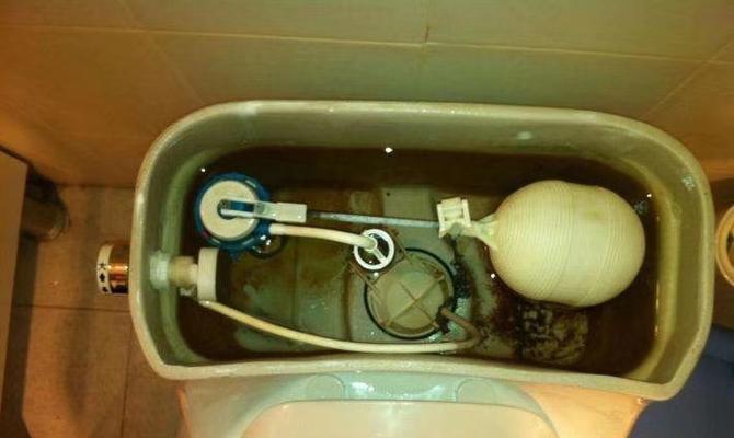 解决抽水马桶水箱持续流水问题的方法（有效解决抽水马桶水箱持续流水问题的技巧和步骤）
