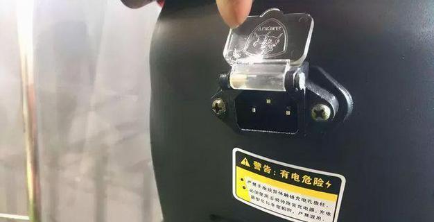 充电器充电时绿灯闪烁代表什么？是否需要更换充电器？